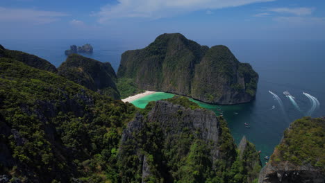 los barcos turísticos llegan a la hermosa bahía maya en phi phi