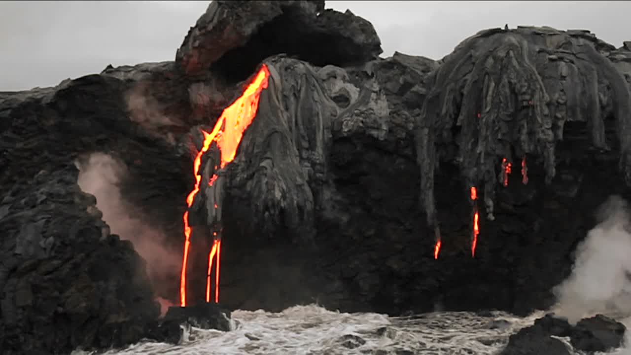 el espectacular flujo de lava del atardecer desde un volcán hacia el océano sugiere el nacimiento del planeta 1