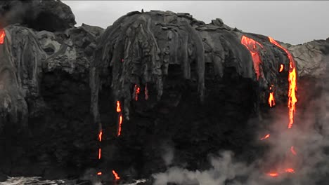 el espectacular flujo de lava del atardecer desde un volcán hacia el océano sugiere el nacimiento del planeta 1