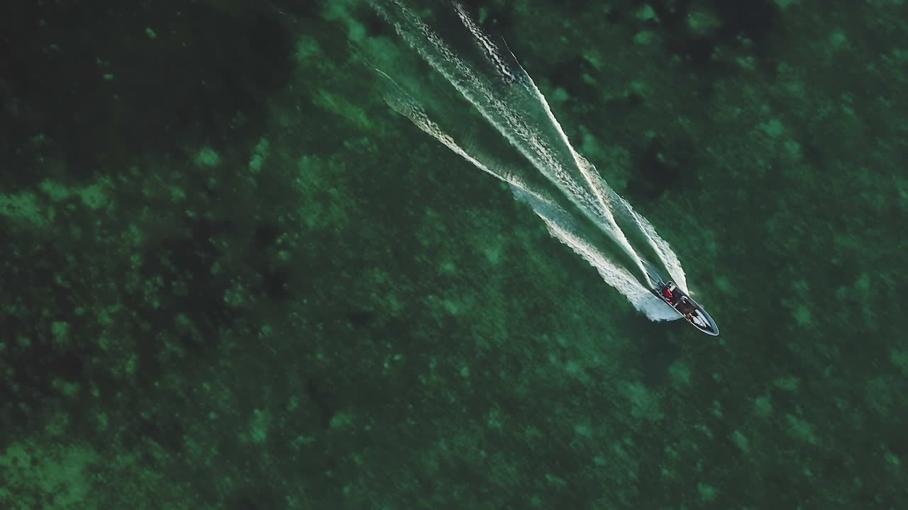 fiji barco drone conduciendo despertar mirando hacia abajo pescado funky vacaciones paraíso de surf malalo isla nadi complejo estación seca arrecife de coral agua azul profundo paisaje hermoso relajante aéreo cinematográfico seguir el movimiento