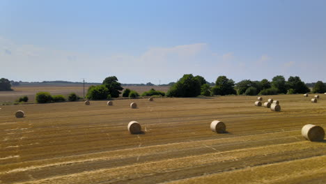campo de heno dorado con balas de heno redondas disparo de camión aéreo de tierras de cultivo rurales planas