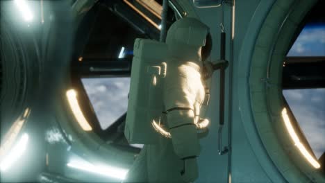 astronauta dentro de la estación espacial orbital