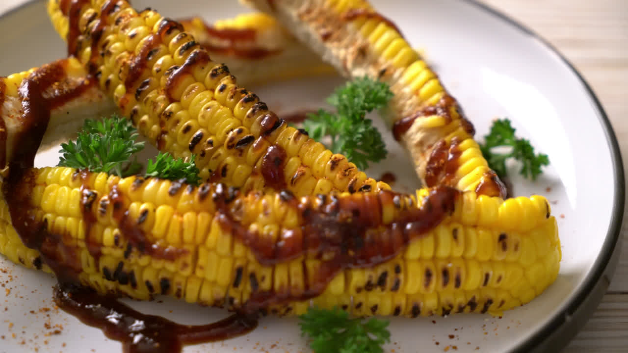 바베큐 소스를 곁들인 구운 옥수수