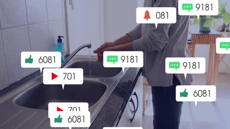 animación de barras de notificación sobre hombre caucásico limpiando las manos con jabón en el lavabo en casa