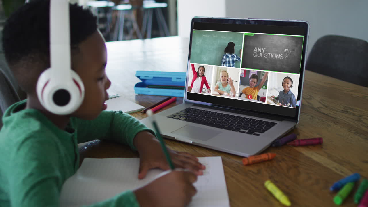 Vídeo composto de menino usando laptop com telas de colegas de turma diversos e professor em aula online