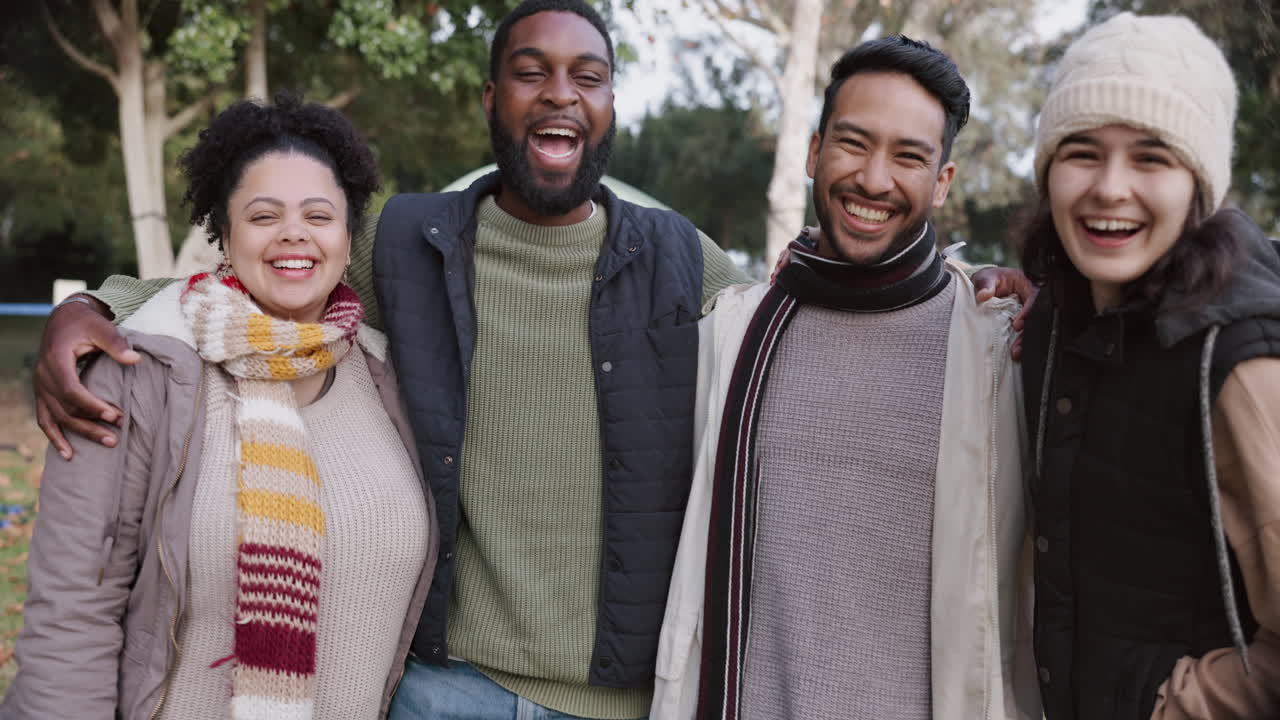 친구 들, 캠핑 및 포옹 과 함께 그룹