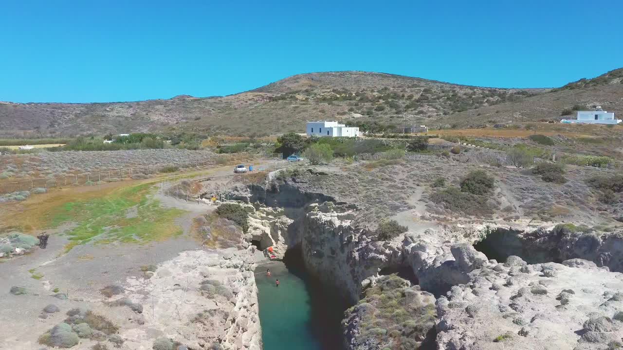 ensenada y playa de papafragas en la isla de milos, cícladas, grecia