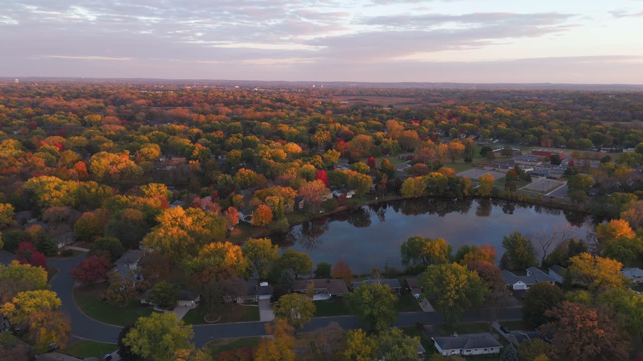 Preciosa luz de la hora dorada sobre los suburbios de Bloomington en una tarde de otoño