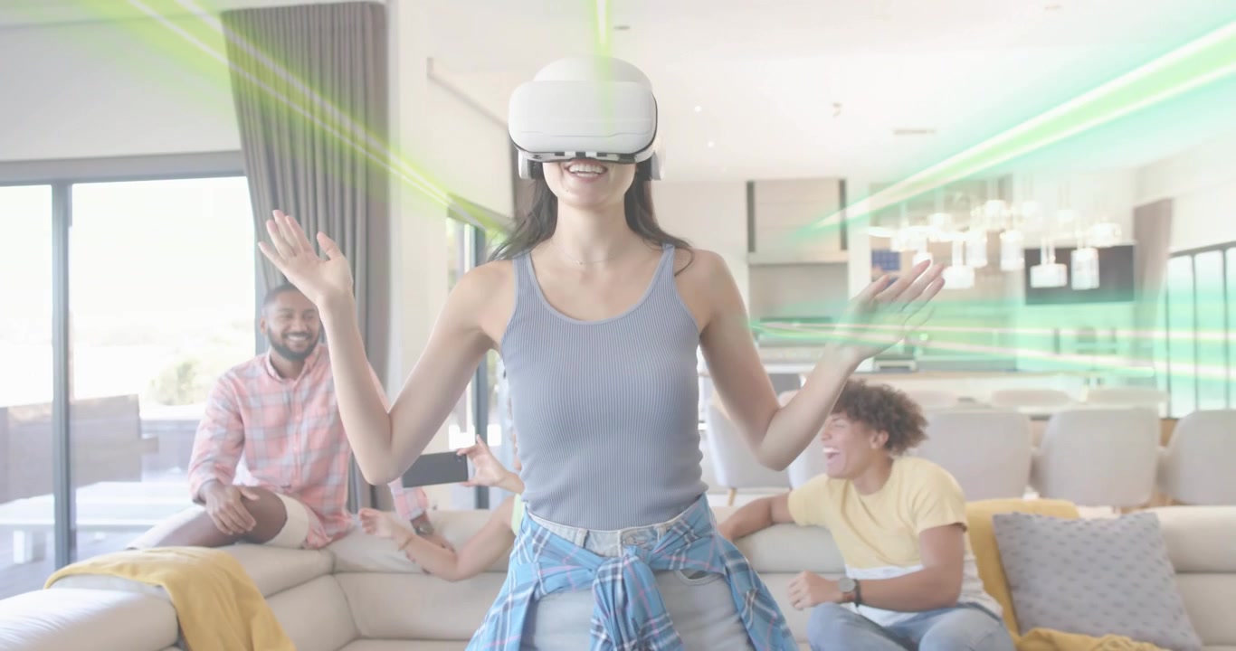Donna che alza la mano destra emettendo raggi blu, amici che riprendono con lo smartphone, acclamando un trionfo tecnologico.
