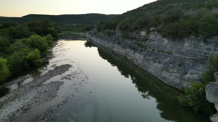 Vista aerea al tramonto di un fiume nel Texas Hill Country