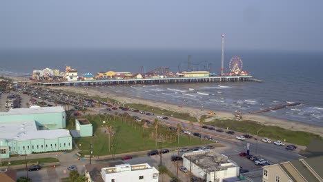 vista de drones del muelle de placer y la playa de galveston en galveston, texas