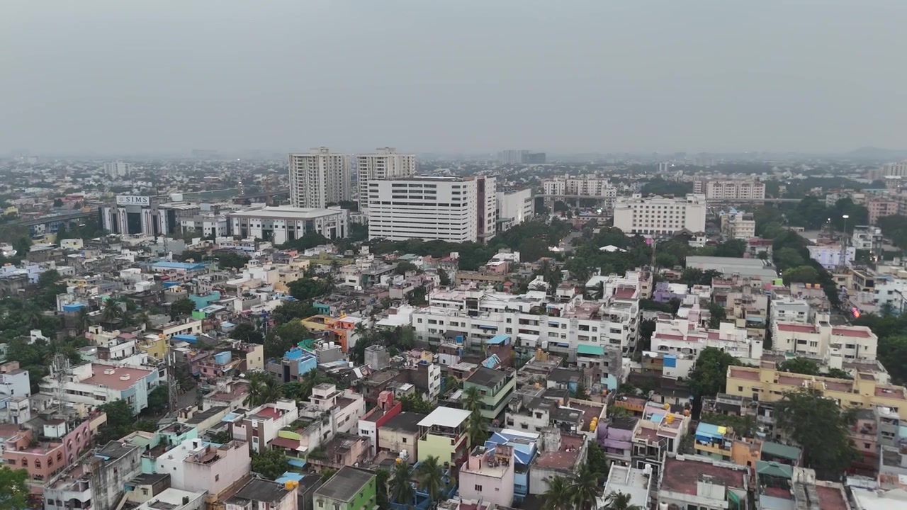 Grattacieli che svettano sul paesaggio urbano di Chennai in una giornata luminosa.