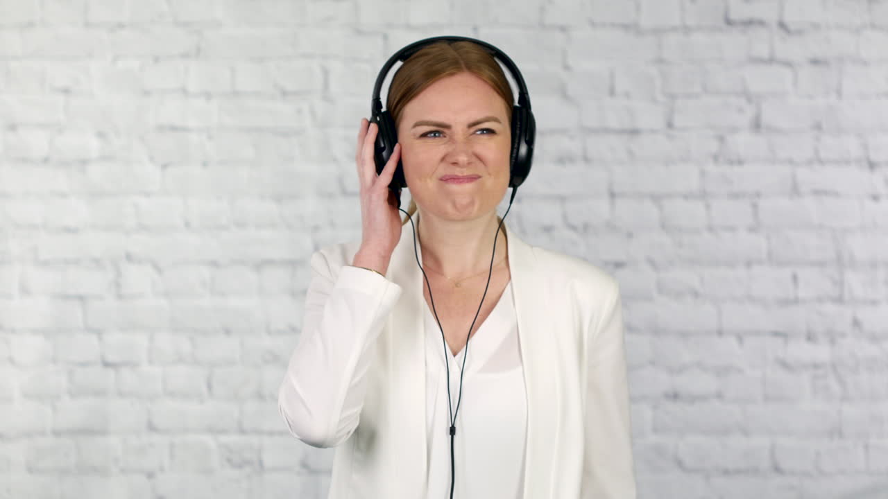 음악을 듣고 매력적인 젊은 비즈니스 우먼