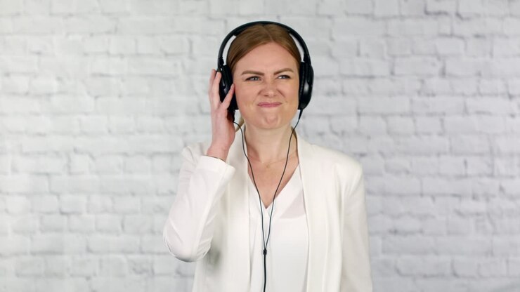 Giovane e attraente donna d'affari che ascolta musica.