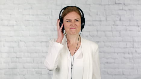 atractiva joven mujer de negocios escuchando música