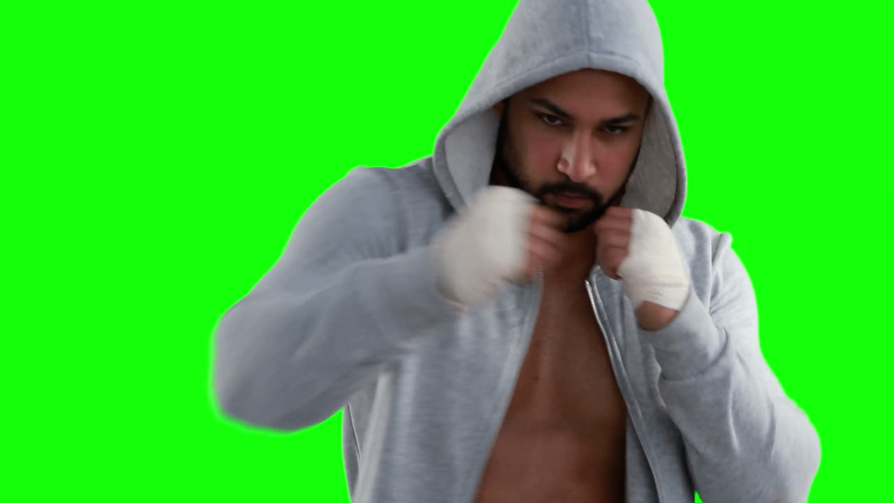 hombre musculoso con capucha gris