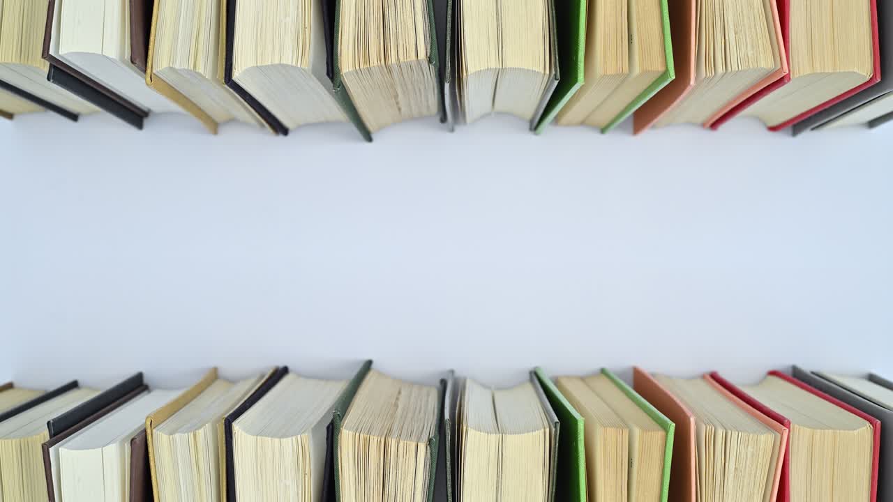 los libros de tapa dura de estilo retro se mueven en la parte superior y inferior del fondo blanco. detenga el movimiento