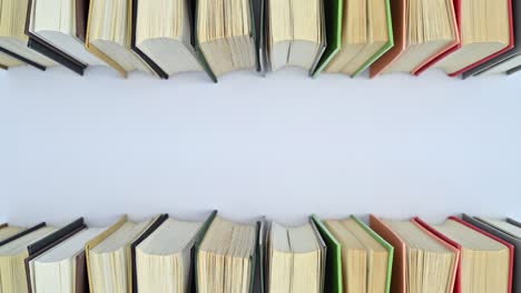 los libros de tapa dura de estilo retro se mueven en la parte superior y inferior del fondo blanco. detenga el movimiento
