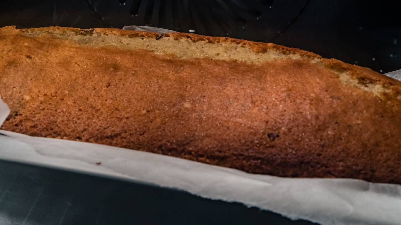 pastel recién horneado en el horno durante su expansión de masa a sólido