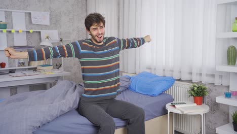 el joven se despierta por la mañana de su sueño.