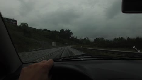 conducir coche bajo la lluvia
