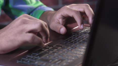 primer plano de una persona escribiendo en un teclado de portátil