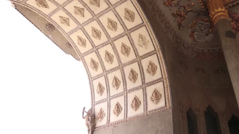 sculptures détaillées sur l'arche du monument de la victoire de patuxai au centre de vientiane, au laos