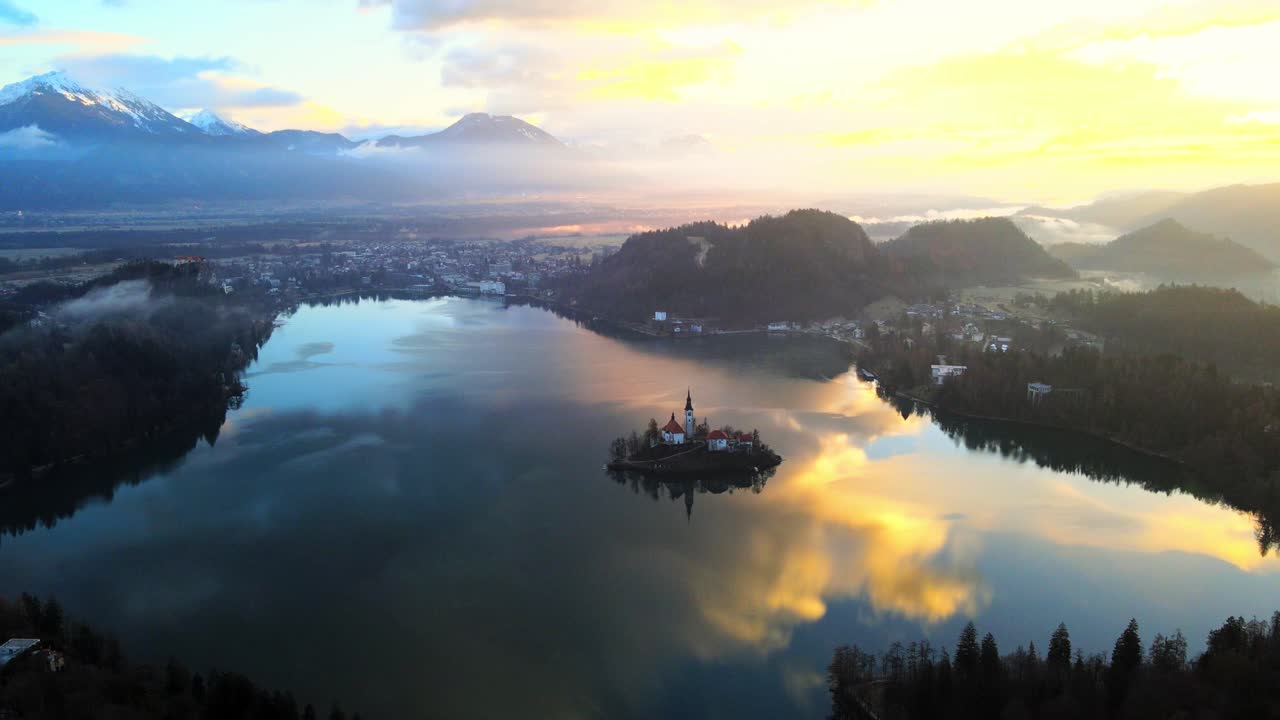 Splendido video aereo con drone in 4K cattura il Lago di Bled, Slovenia, all'alba