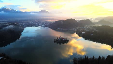 Impresionante-Vídeo-Aéreo-De-Un-Dron-En-4k-Captura-El-Lago-Bled,-Eslovenia,-Al-Amanecer