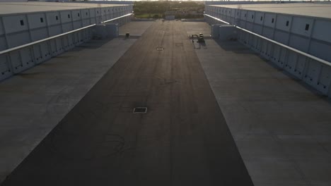vista aérea de la ubicación sobresaliente para el almacén durante la hora dorada del día