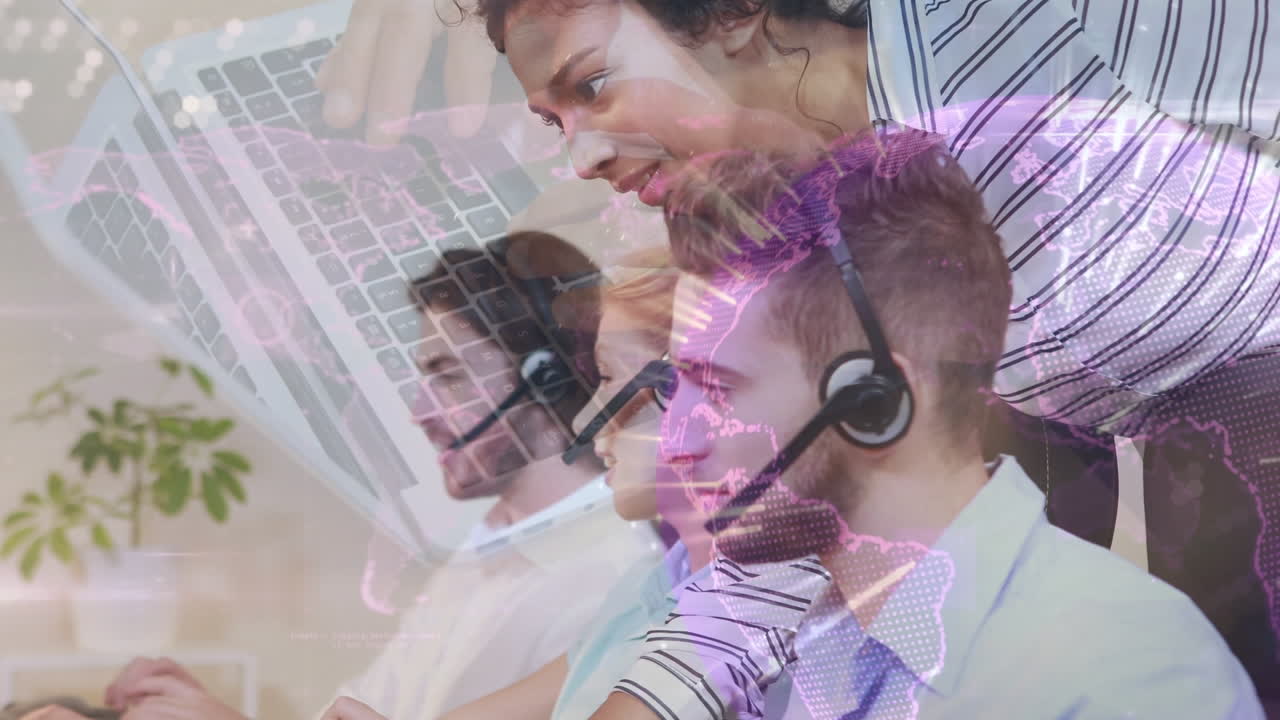 animación del globo sobre la gente de negocios usando auriculares de teléfono