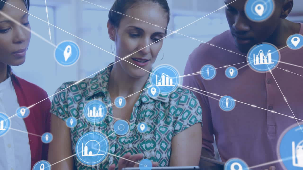 animación de una red de iconos digitales contra diversos colegas discutiendo en la oficina