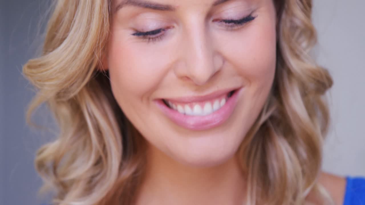 mujer rubia usando un teléfono inteligente