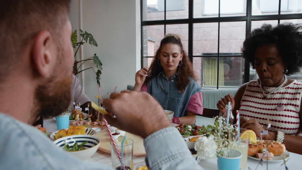 Venner nyder en afslappet middag sammen