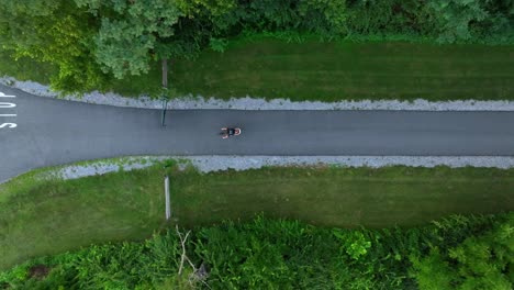 vista de pájaro de la persona que anda en bicicleta