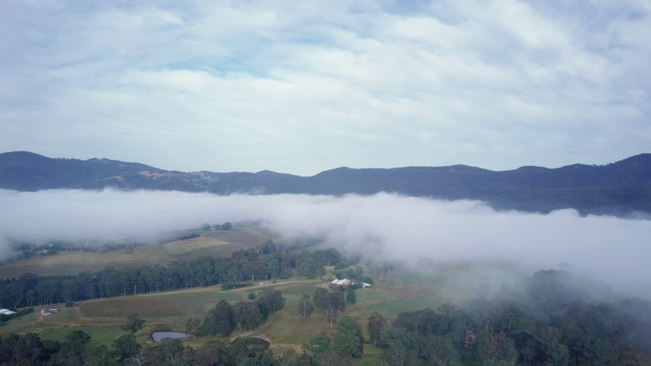 낮은 매달린 구름이 풍경을 덮고 있는 헌터 계곡의 멋진 공중 샷