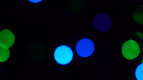 brillantes círculos de colores abstractos desenfocados luces de navidad fondo. luces de hadas borrosas. fuera de foco fondo de vacaciones árbol de navidad. bokeh de luz del árbol de xmas. tema de xmas y año nuevo. video 4k