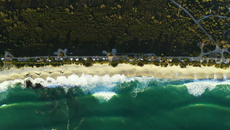 Acampar-Junto-Al-Océano-En-La-Bahía-De-Incendios-De-Tasmania