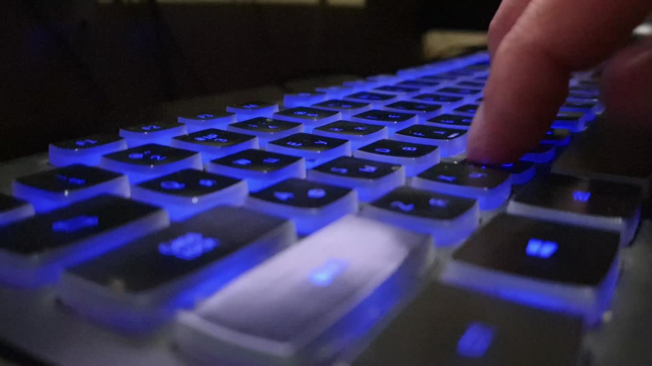 밤에 키보드에서 타이핑하는 남자