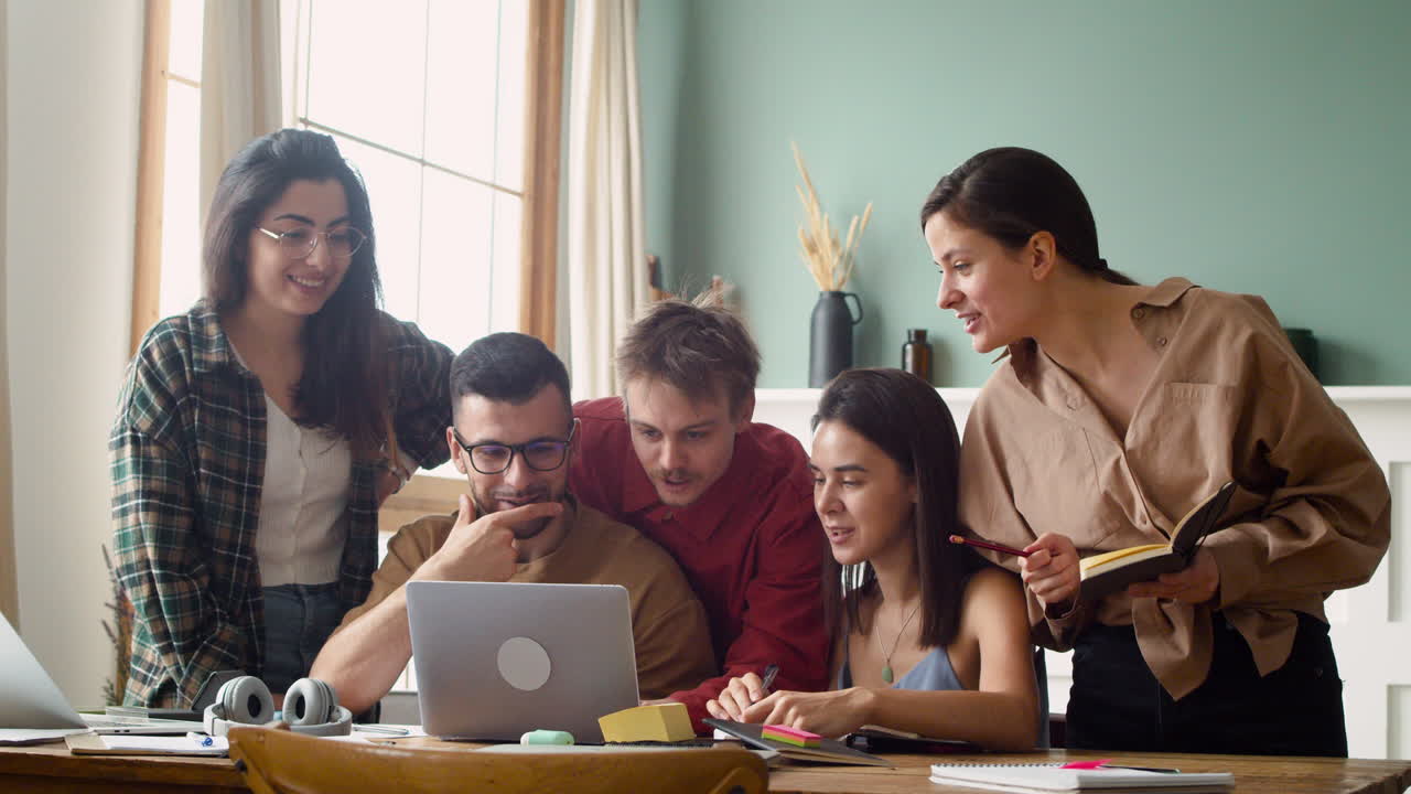 grupo de estudio en una mesa de pie y sentado en casa 5