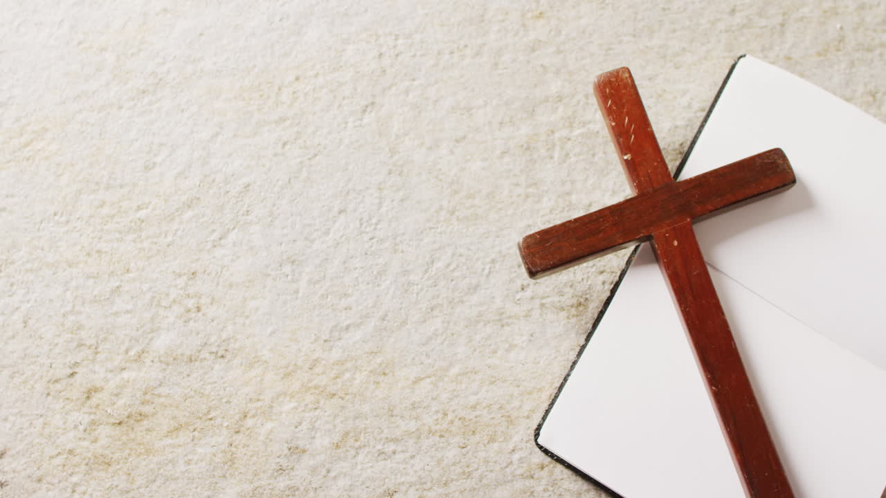 복사 공간과 함께  바탕에 책과 십자가의 클로즈업