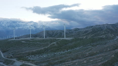 Turbina-De-Molinos-De-Viento-Girando,-Parque-Eólico-O-Planta-De-Energía,-Generadores-De-Energía-Renovable-Verde,-Parque-Nacional-Joshua-Tree,-California,-Estados-Unidos