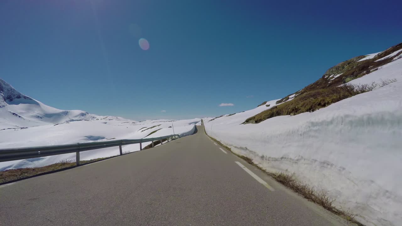 노르웨이 도로에서 차를 운전하다