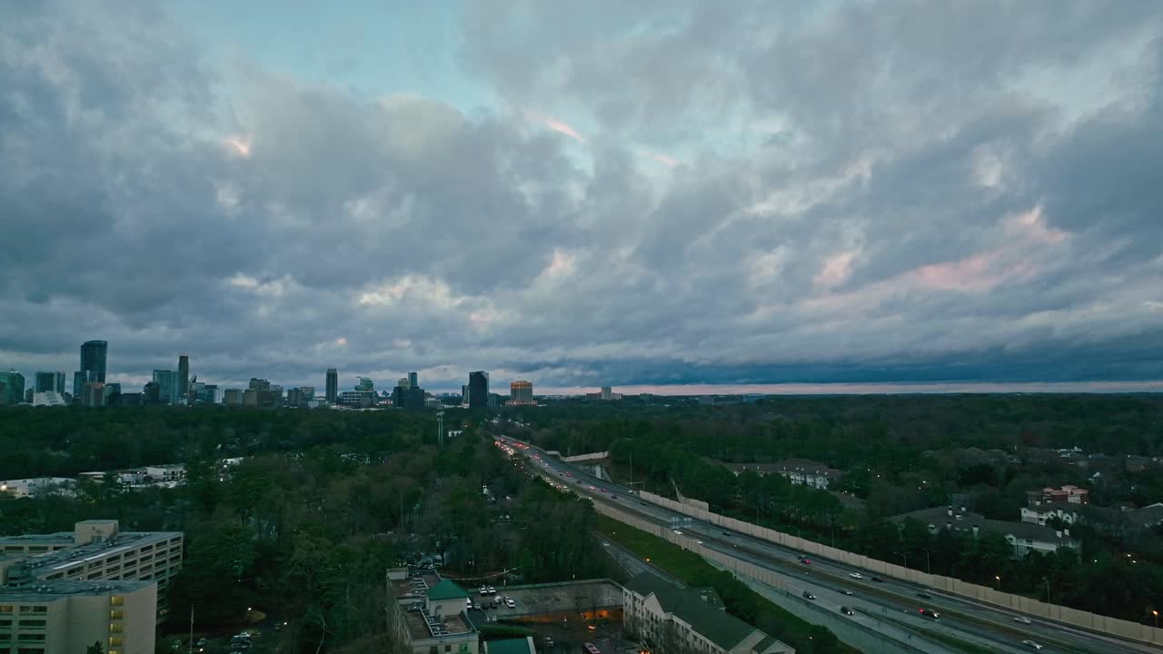 미국 조지아 주 애틀랜타의 도로를 가로질러 달리는 자동차 - 공중 드론 촬영