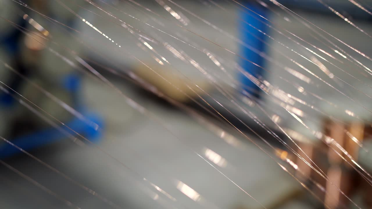 구리 와이어의 은 줄무가 하나의 케이블로 여 있습니다. 케이블 생산 공장에서 구리 와이어를 그리는 과정.