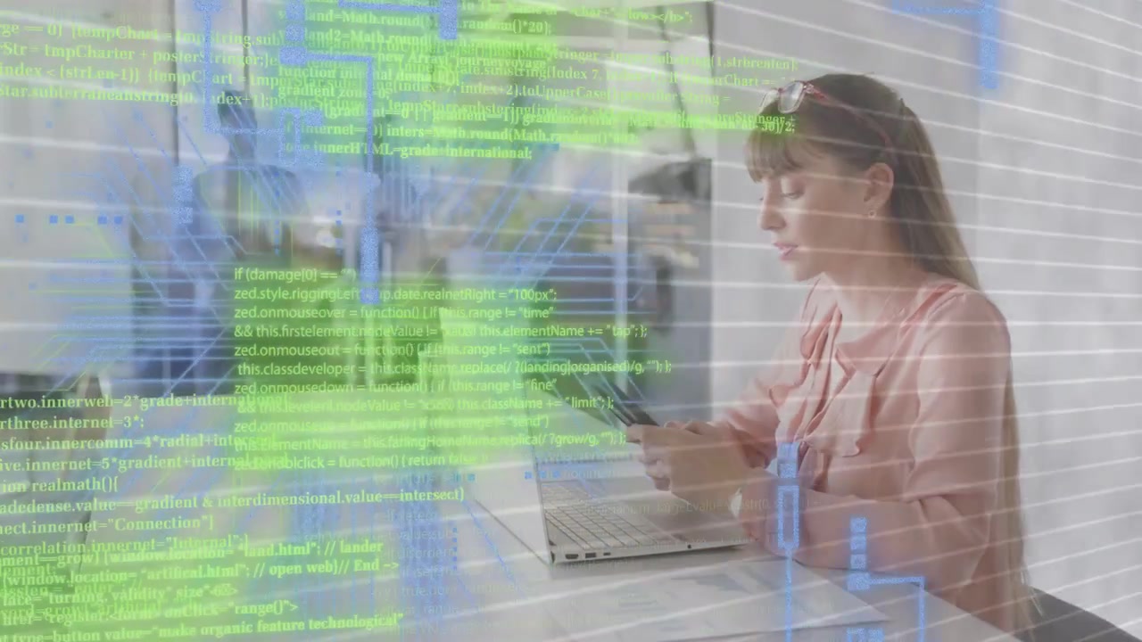 Video verticale: Donna alla scrivania che tocca il telefono sincronizzando i dati di lavoro con il laptop, con sovrapposizioni tecnologiche che svaniscono
