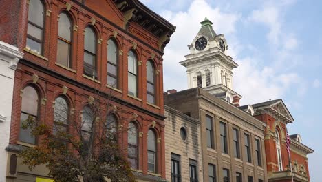 Bonita-Toma-De-Establecimiento-De-Un-Ayuntamiento-Genérico-O-Un-Ayuntamiento-En-Una-Pequeña-Ciudad-De-América-Atenas,-Ohio