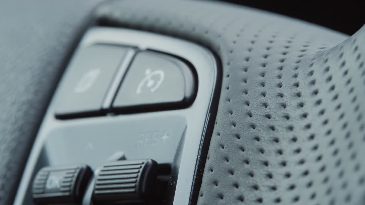 primer plano del botón de control en el volante del coche. vista detallada de un volante de un coche moderno.