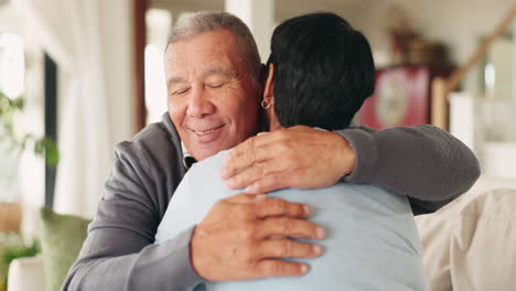 Hogar,-Abrazo-Y-Pareja-Mayor-Con-Jubilación.