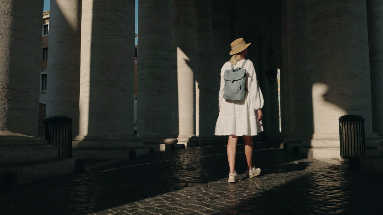 Mulher caminhando entre colunas